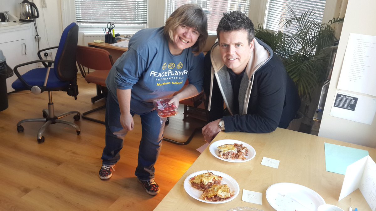 NasiphiKhafu13's tweet photo. @peaceplayers #PPINI Ops team leader @debsiroo & MD @GPH73 finally had the lasagne bake off...And #Gareth WINSππ https://t.co/aAqkghFRzl
