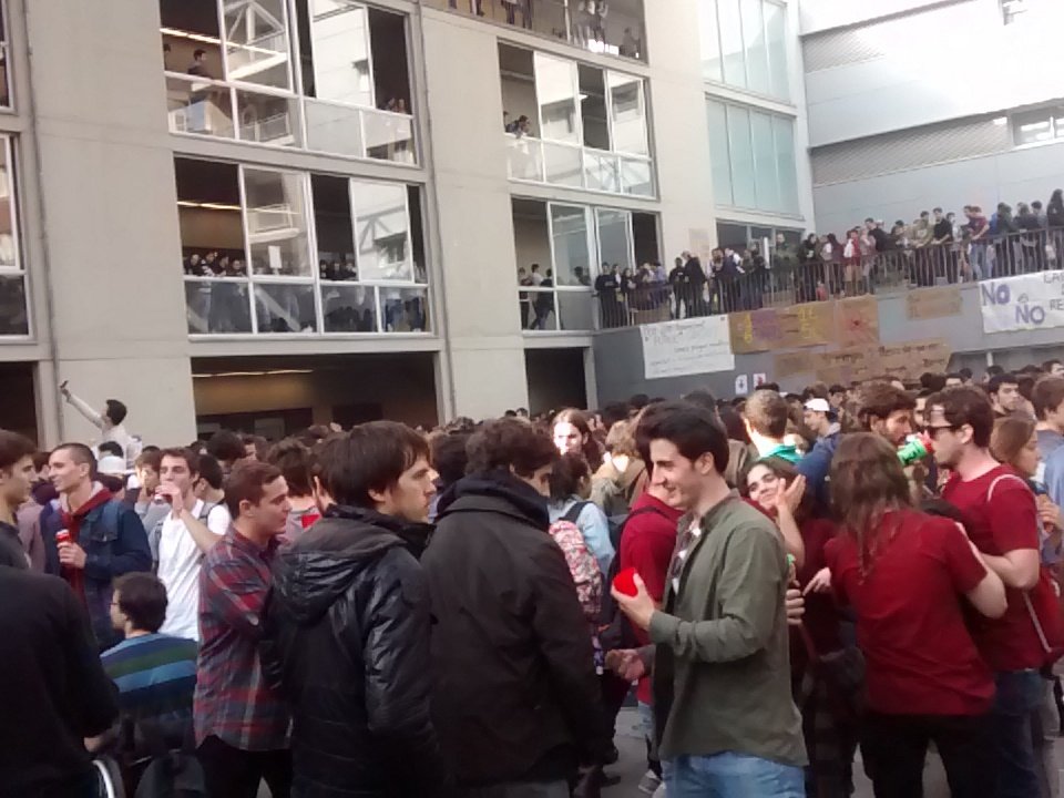 DelEPSEB's tweet image. #Quimifarra! Festa ara mateix a Facultat fe Física i Química de la UB!