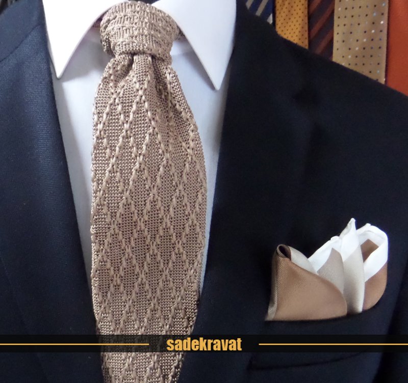 Dore Bej Baklava Desen Örgü Kravat 6059
sadekravat.com/dore-bej-bakla…
İpek Mendil M113
sadekravat.com/ipek-mendil-m1…
#kravat