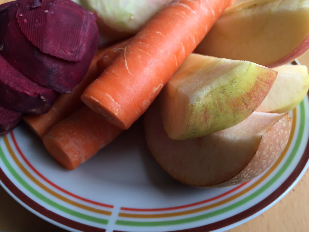 dnlmb_'s tweet image. #TagdesApfels passend dazu mein Mittagessen mit Brokkolisuppe und Rohkost aus Rote Beete, Kohlrabi, Möhre und Apfel
