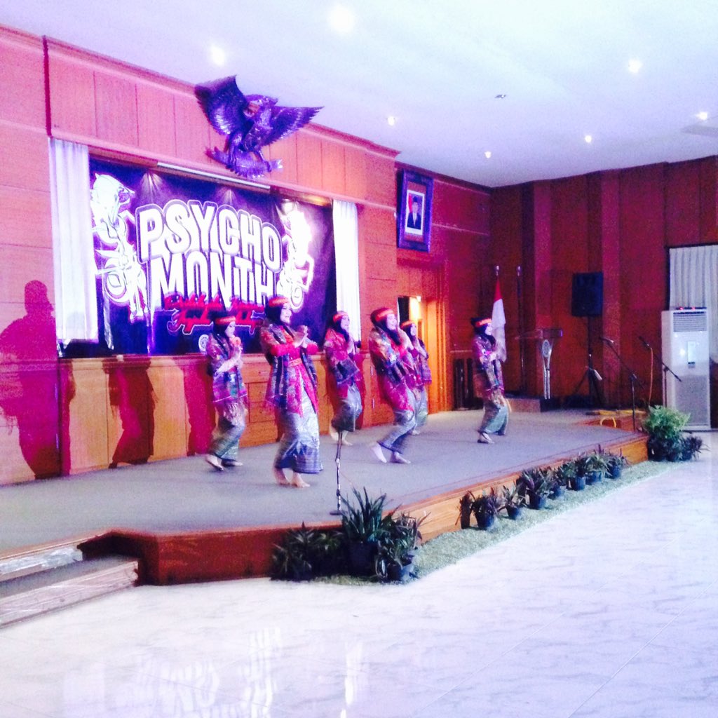 Psychomonth's tweet photo. traditional dance lgi dimulai nih, ayok merapat guys https://t.co/lMr4ffMlBk
