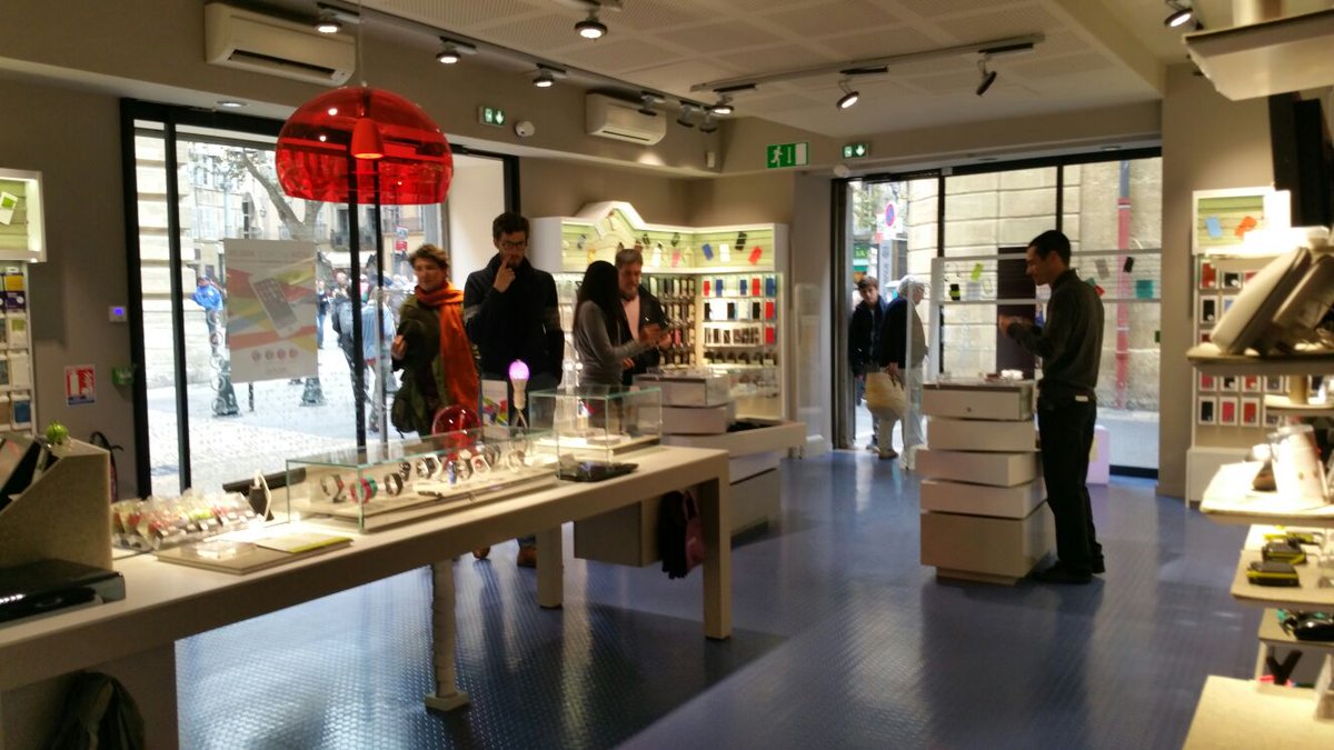 moodaccessoires's tweet photo. Un vendredi 13 pour porter bonheur à l'équipe de notre nouvelle boutique #MOOD à  #aixenprovence ! cc @aixmaville https://t.co/Pt3EtlnUuG