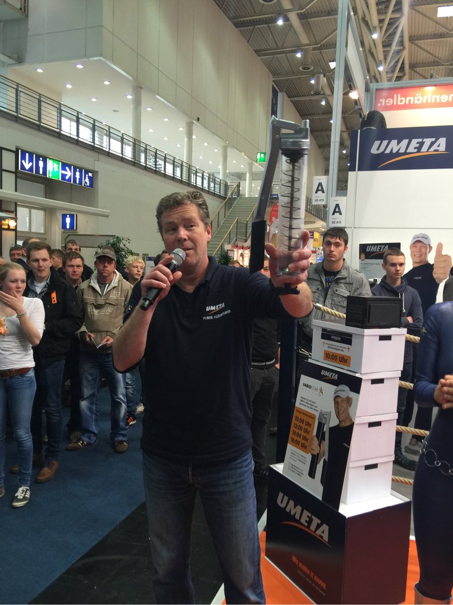 UmetaDE's tweet photo. Clever mit Durchblick: Fettpressen-Experte Frank präsentiert unser transparentes Modell #UMETA #Agritechnica2015 https://t.co/f3Fm5KXF4U