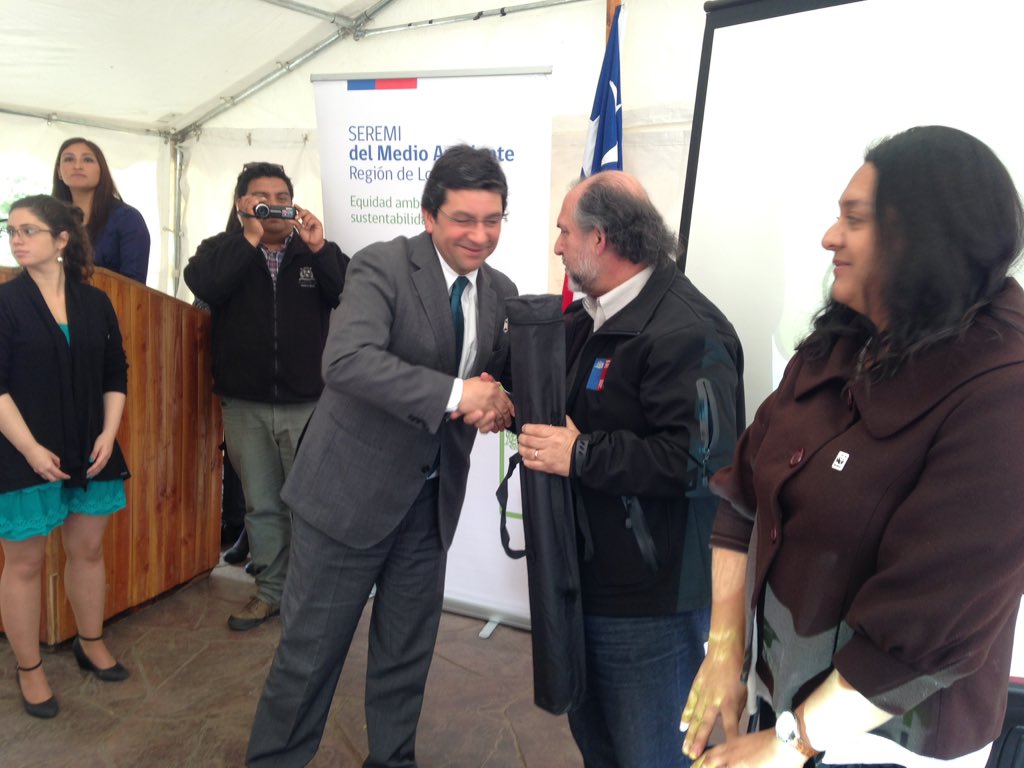MMALosRios's tweet photo. Ministro @pbadenierm hace entrega de pendón de la campaña #LosRiosReduce uso de bolsas plásticas @MMAChile https://t.co/VbgMLlSnEt