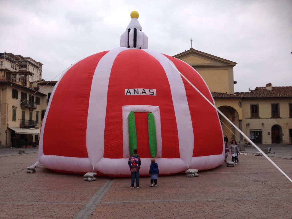 CasaMasaccio's tweet photo. La Cupola (S)Gonfiabile di #LapoBinazzi degli #UFO in Piazza Cavour per la giornata del #PremioMasaccio. https://t.co/DyYnHZcJ0q
