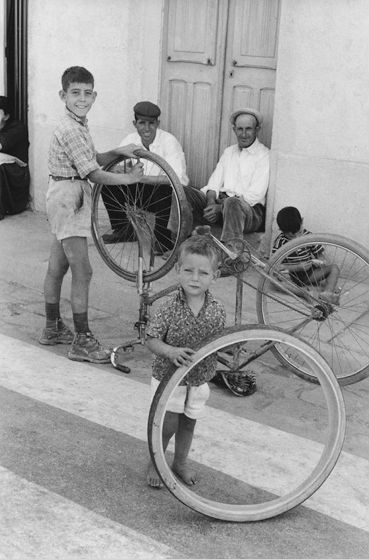ciclosfera's tweet photo. Orgosolo, 1962 (foto: Henri Cartier-Bresson). #fotografia #HenriCartierBresson #Cerdeña https://t.co/MEZxGI2yhk