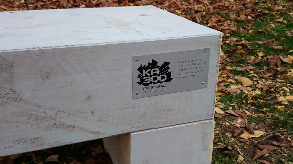 Recycling-Aktion im SchloGa: Pavillon-Holz wird zu Bänken. Schnittreste könnt ihr euch bis 17 Uhr abholen #KA300