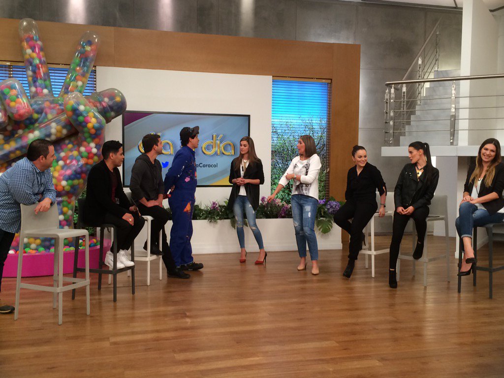 DiaaDiaCaracol's tweet photo. Elige al equipo ganador de este #ViernesLocochón usando RT para los hombres y FAV para las mujeres https://t.co/CmM8RWrS7u