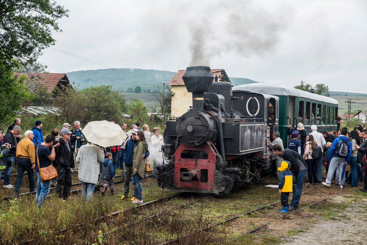 Mocanitaru's tweet photo. Lots of people boarding the steam train at Cornățel on 25 September 2015. https://t.co/CzxnoY5h7U