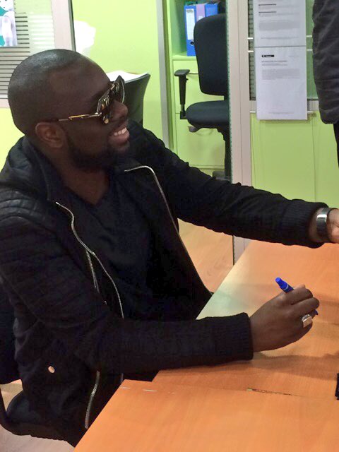 CarrefourFrance's tweet photo. Déçu d'avoir raté le #CarrefourMusicNow de @MaitreGims ? RT pour recevoir une dédicace 😉 https://t.co/aCgN5mPE4z