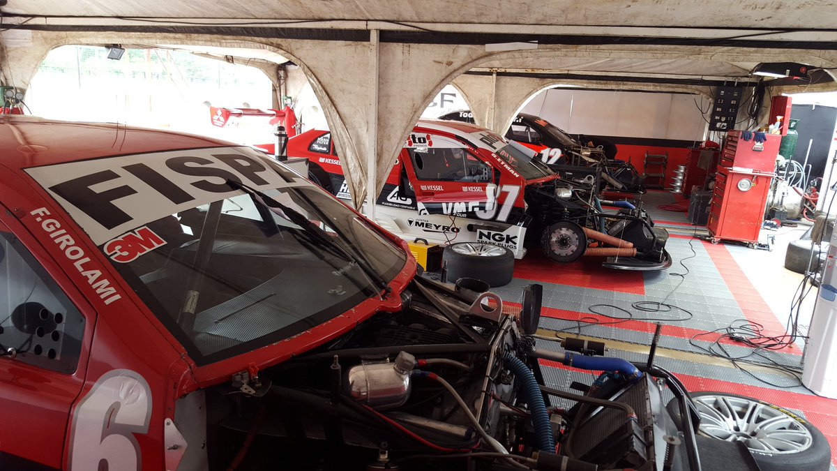 tperezsport's tweet photo. Los autos de @frangirolami ; @brunoetman y @fede_moises ; en los boxes del #autodromodejunin https://t.co/N8yNhssBMS
