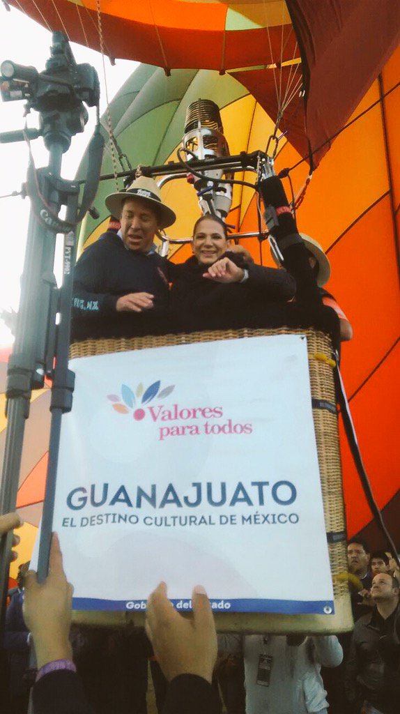 difgente's tweet photo. @MarucarrenodeM participa en el acto de apertura del Festival del Globo 2015  #Agenda #FindeEngto #CampañaValores https://t.co/4FOSuXzc9u