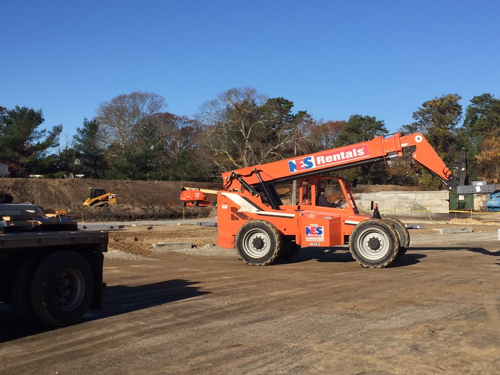 PhatJoe21's tweet photo. @nesrentals new metal building for Oyster Harbor golf club maintenance #NESpotted https://t.co/YtafKSQEGs