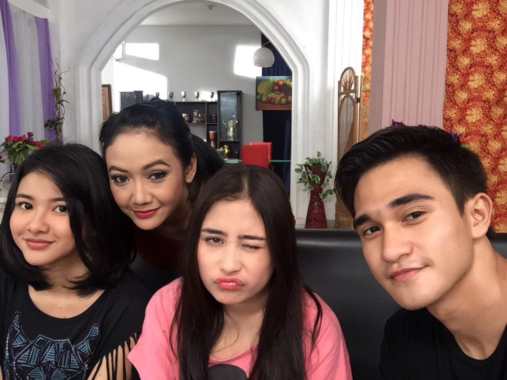 adhityaalkatiri's tweet photo. Selfie SUKAESIHhh .. 🎥🎬😂😜😁✌️ https://t.co/zczEUxrlVG