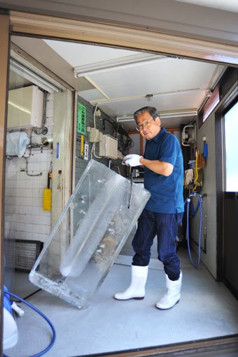 SteveKasuya2's tweet image. 空気を抜く為に逆にエアレーションしてどうするの?って思った。もっと空気がとけこむじゃん。氷屋が作る最大サイズの氷の中心部に白い部分があるのはこのエアレーションの管のせいなんだね。 #Arduino製氷機