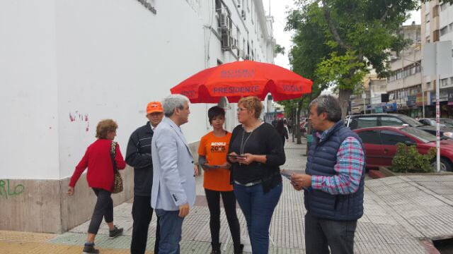 PabloGNavarro's tweet photo. Desde temprano en Morón, Haedo, Castelar y El Palomar las mesas de diálogo llevando las Propuestas #ScioliPesidente https://t.co/sbkvVKWIXS