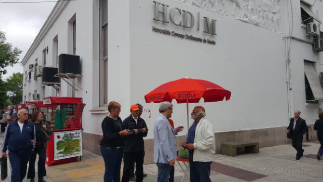 PabloGNavarro's tweet photo. Desde temprano en Morón, Haedo, Castelar y El Palomar las mesas de diálogo llevando las Propuestas #ScioliPesidente https://t.co/sbkvVKWIXS