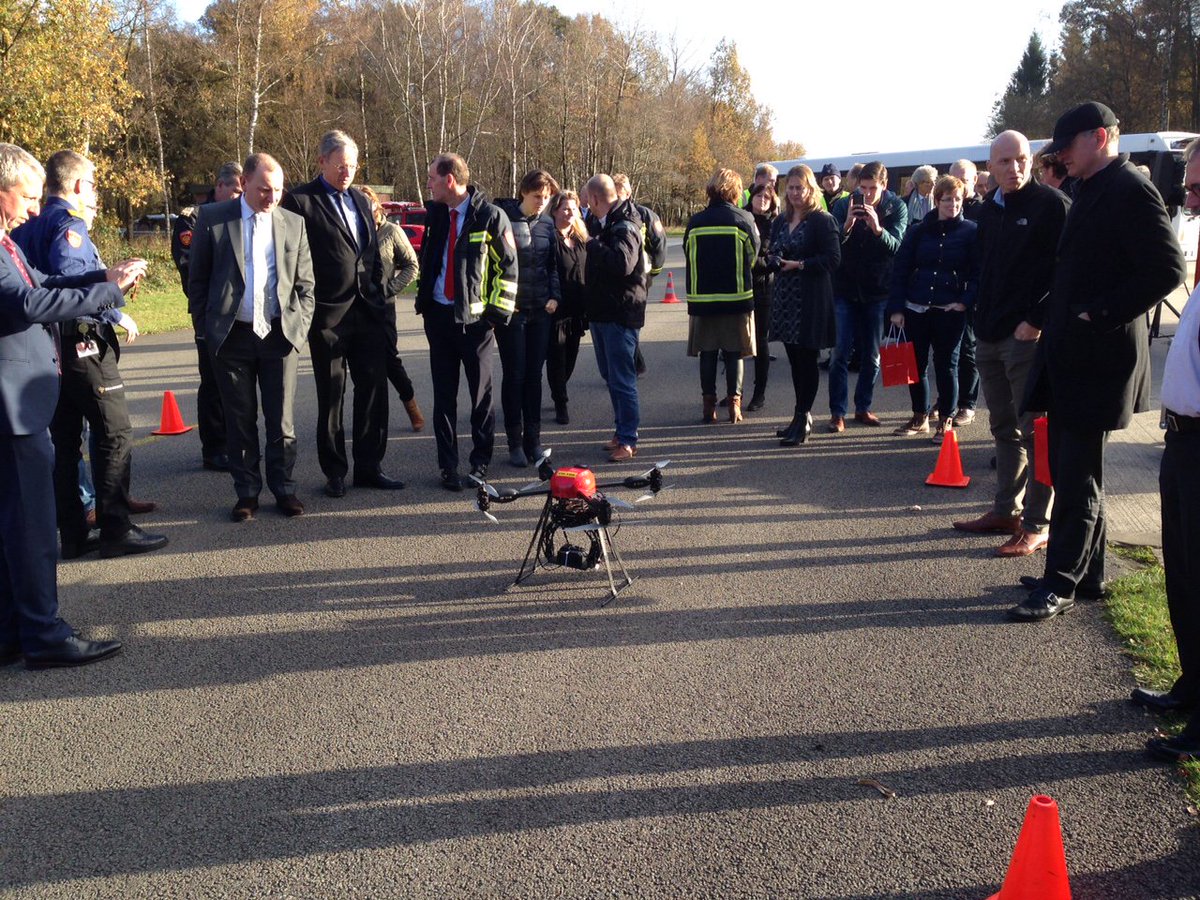 SafetyCampusVRT's tweet photo. Demo drone @brandweertwente als slotstuk van bezoek algemeen bestuur aan onze campus  https://t.co/F9J6PC7hox https://t.co/lyGr6Urzze