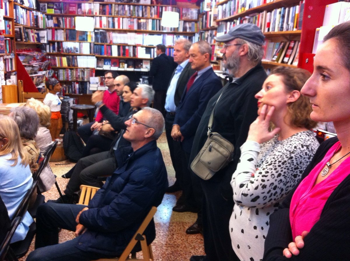 relatosdeplomo's tweet photo. Ayer presentamos #Relatosdeplomo en la @LibreriaCamara de #Bilbao. Gracias por un acto entrañable. https://t.co/lH5wxd1ocm
