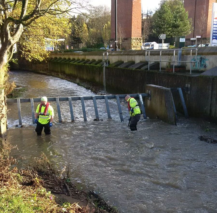 EnvAgencyYNE's tweet image. We've been out clearing screens ahead of heavy rain. Check your flood risk ow.ly/UCOYn #floodaware