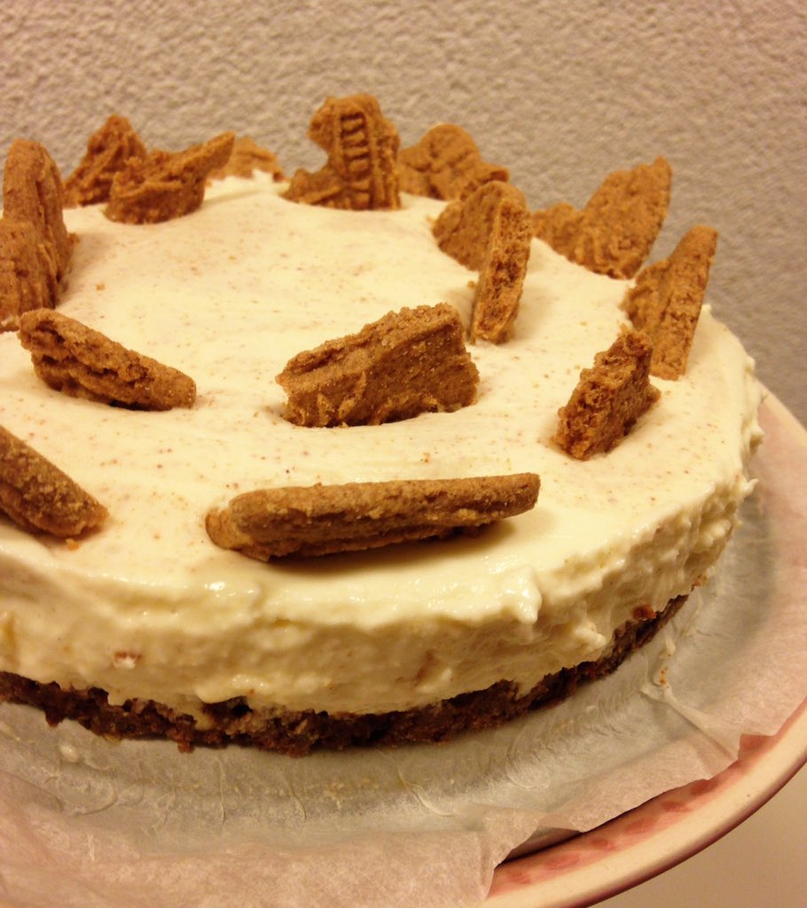 Sinterklaas taart! Bodem van speculaas en een vanille kwarklaag.. Hij staat vannacht klaar voor Sinterklaasje ;)