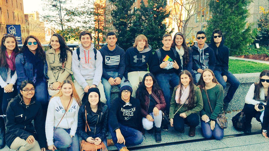 TMMcD09's tweet photo. Had a great time on the high line today! #nycclass @mineolahs https://t.co/FkG7zxvkZS