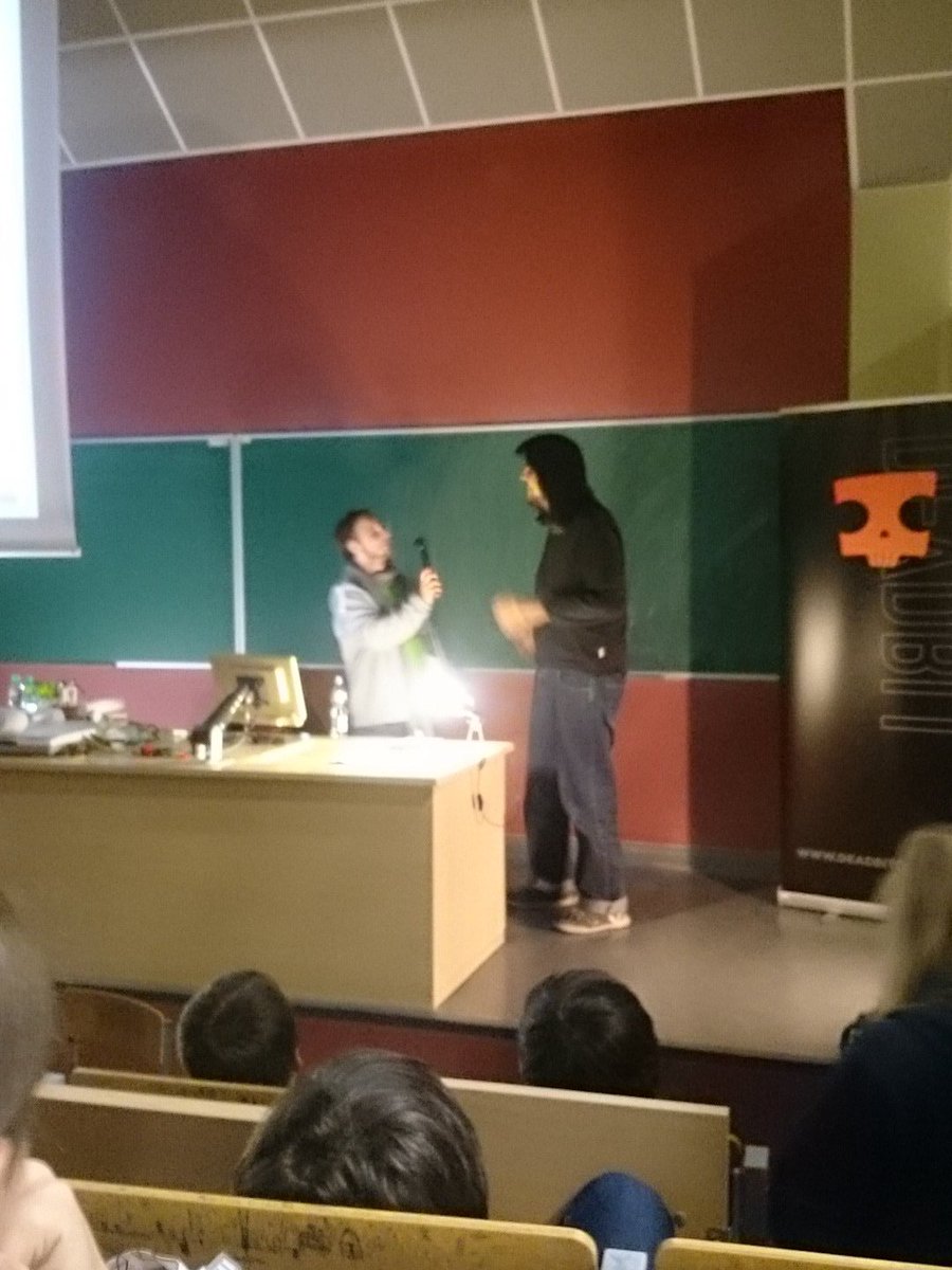 Szymon112233's tweet image. #gamedevfest @Sosowski daje ci mikrofon i masz 8 sekund!