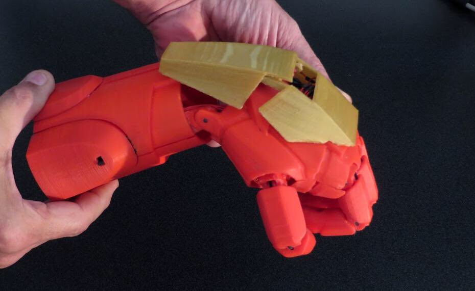 ThatJamesKahn's tweet photo. Help @WrongsideBob &amp; @GabbieRaeRocks give cool robot hands to kids who need them https://t.co/8KHfdpBspq #3dprinting https://t.co/IOrCZffGEM