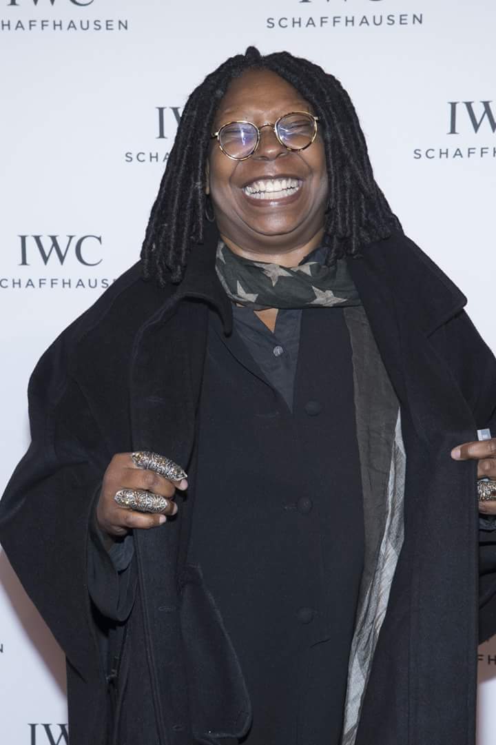 Happy birthday Whoopi Goldberg 60 to day      did she marry Peter cushion lol xx  xx 