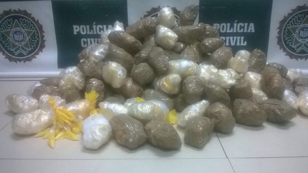 PCERJ's tweet photo. #119DP prende homem com 4.600 cápsulas de cocaína em carro. Leia mais: https://t.co/rwI5Z31G4c https://t.co/6jtY1C0XCz