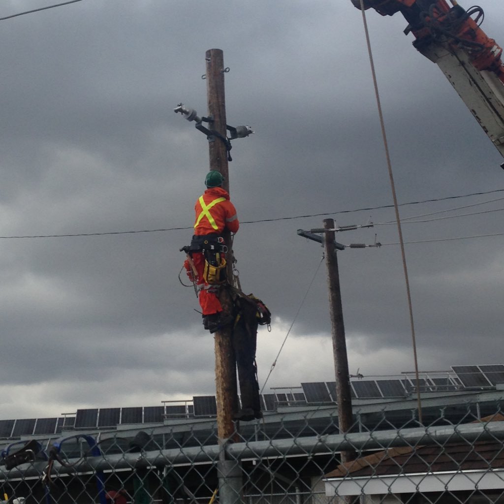 freegrrl1's tweet photo. Pole top rescue @Conestoga_Coop @ConestogaC #powerlinetechnician #tradesrule https://t.co/h5ZCvmLgLo