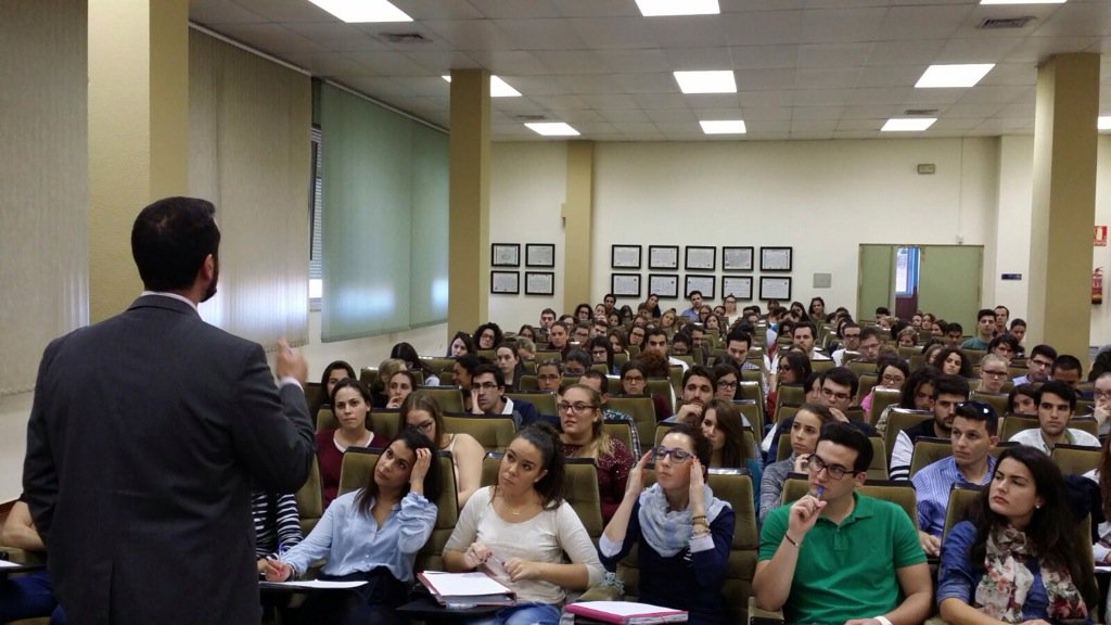 alejandroasuem's tweet photo. Un lleno hasta arriba en la jornada de la Cátedra de empresa familiar de la @InfoUMA https://t.co/RQq6cBARD5