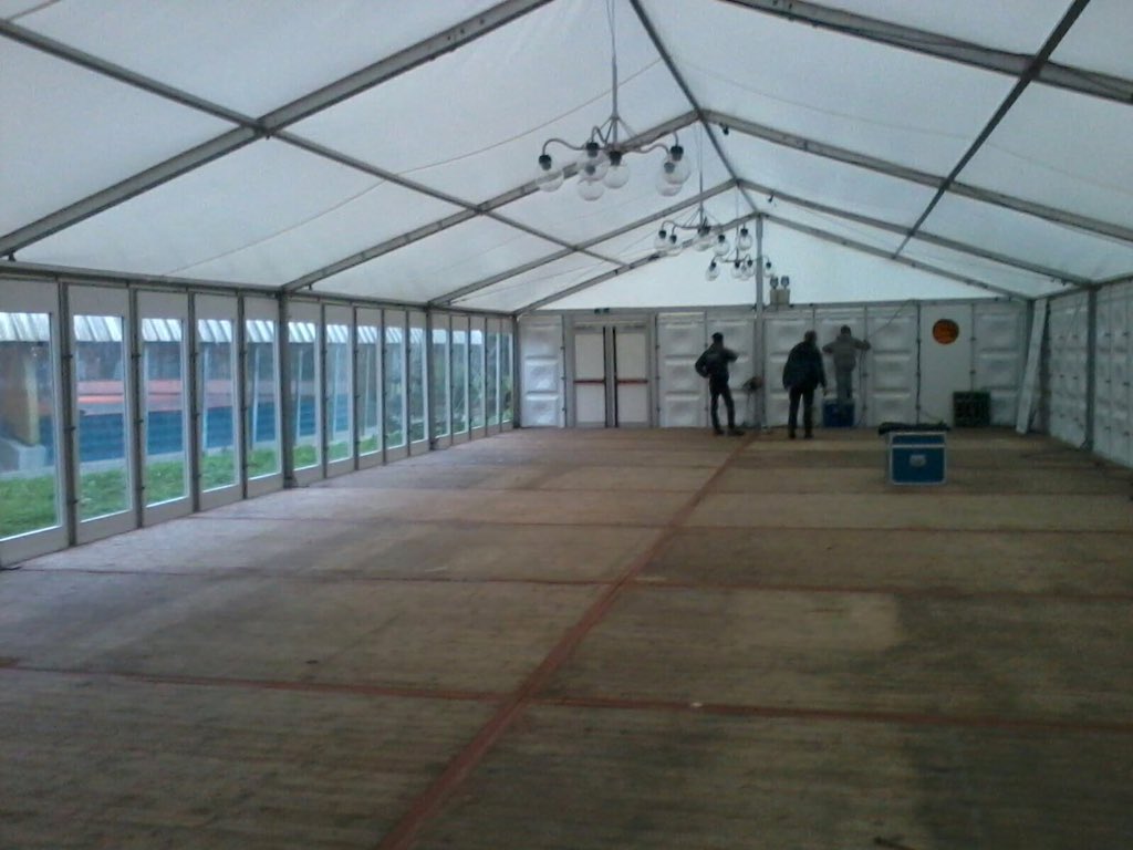 jandirkcorts's tweet photo. De tent staat, morgen meer dan 200 gasten tijdens de Jan van derHoorn Schaatssportmarathon #ijsbaanhaarlem #kpncup https://t.co/KoLLK9vKmP