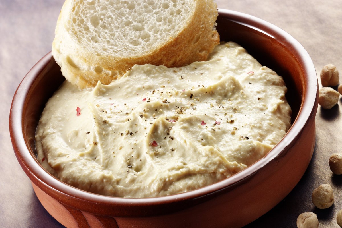 Onze Hummus is de ideale snack met dit regenachtige weer! Lekker dippen en smeren! kingcuisine.eu/portfolio-item…