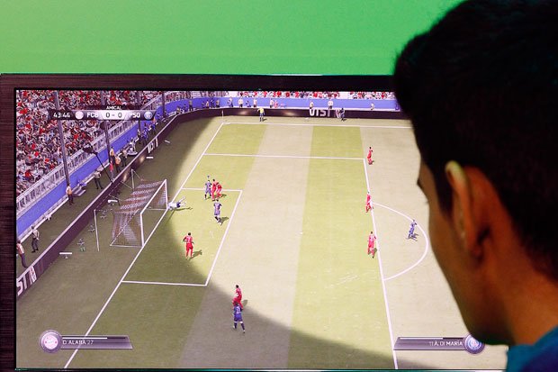 DailyStar_Sport's tweet photo. Generous boss says thanks to staff... by hiring out cinema screen for FIFA session! #FIFA https://t.co/xEkPyHjhVk https://t.co/Ud3e6A2PA6
