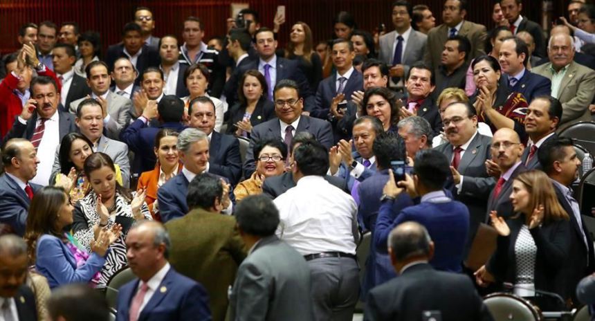 Diario_Supremo's tweet photo. Cámara de #Diputados aprueba el Decreto Del Presupuesto De #Egresos2016 https://t.co/acNWPdJUok #EPN https://t.co/RHJrGdEbum