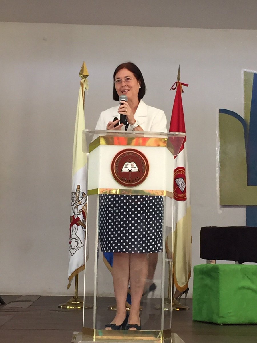 Congreso2015UK's tweet photo. Nuestra primera ponencia dirigida por la licenciada Mayu Brizuela https://t.co/Z4DhqkSMEC