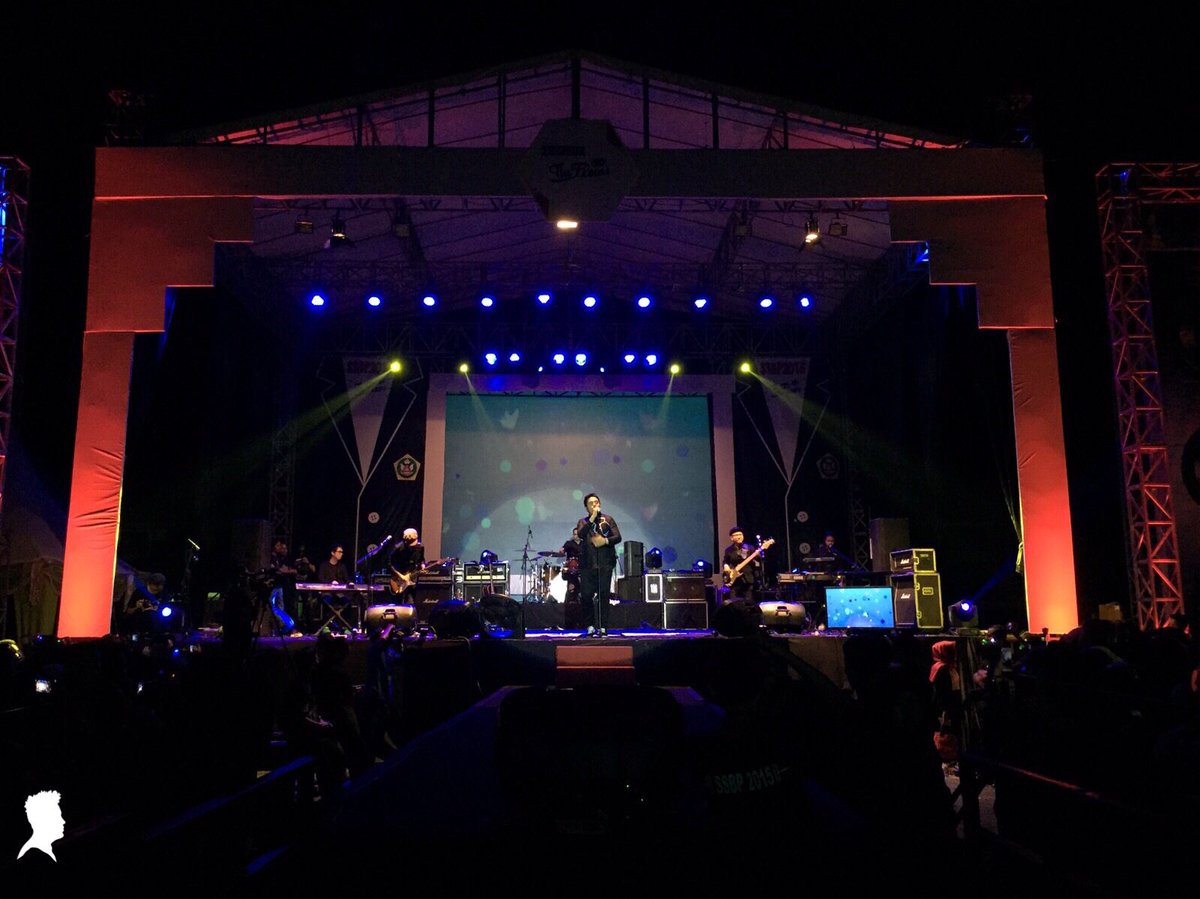 musiktulus's tweet photo. Penampilan TULUS malam ini di SSBP 2015, Lapangan @OsisSmapta Kediri! https://t.co/pOpIg7icgF
