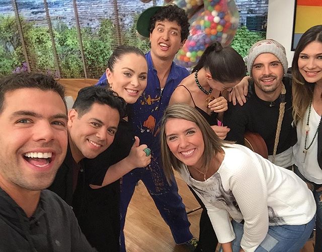 DavidHenaoModel's tweet photo. Feliz @diaadia #FamiliaCaracol con @michelleguty @sergioyomellamo @MikeBahia @anamilecaracol @obvidionodmal https://t.co/453xQNPEPP