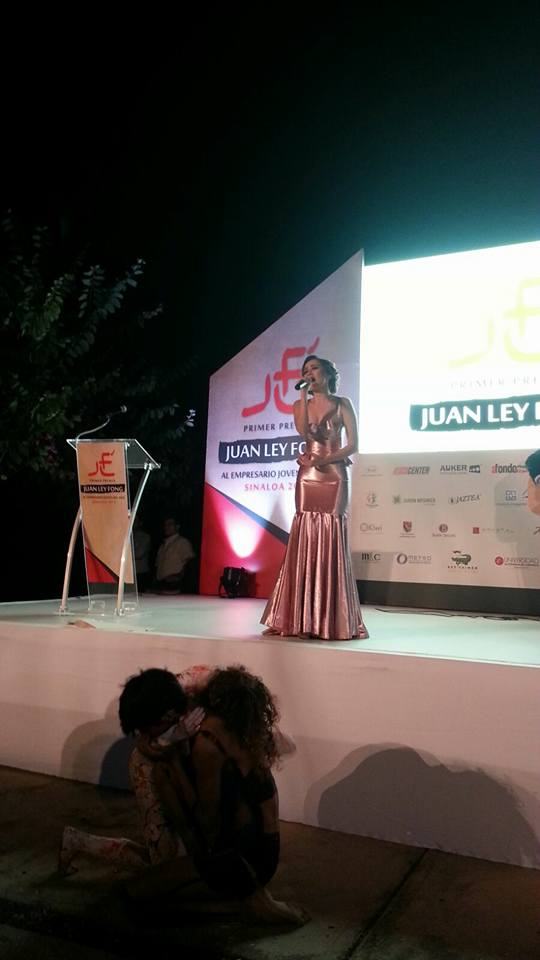 CIJSinaloa's tweet photo. Carolina Ross interpretando "Echame a mi la culpa." https://t.co/cS8tE76TF2