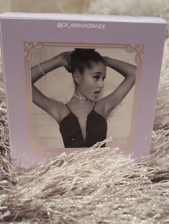 GR_ARIANAGRANDE's tweet image. I give away 1 Ari!To entry the competition, the only thing that you have to do is to RETWEET this tweet.