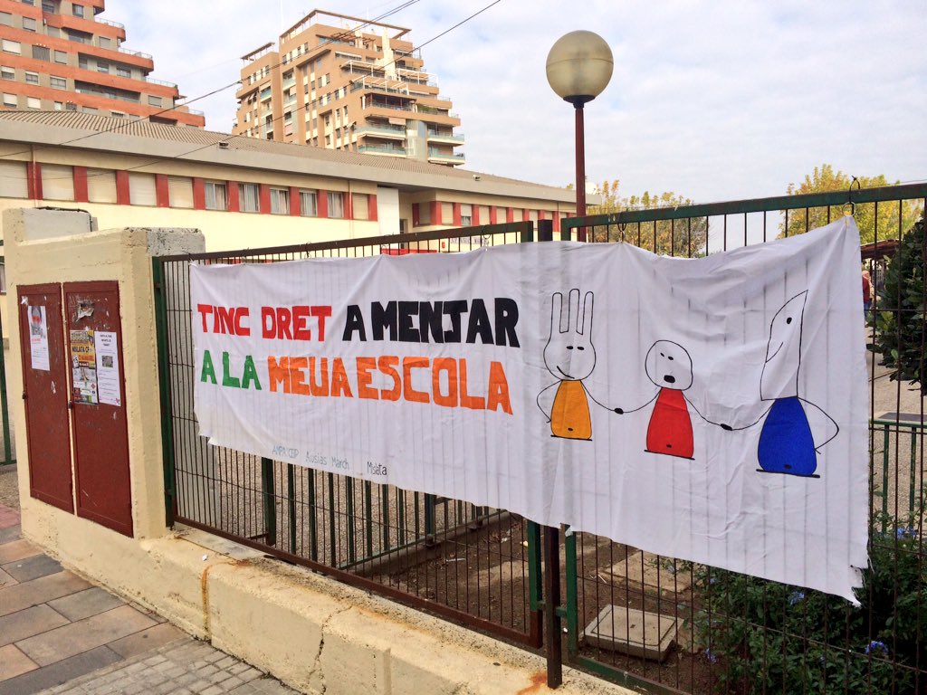 paudiazboils's tweet photo. "Tinc dret a menjar a la meua escola" hui al CEIP Ausiàs March de #Mislata Demà per l'escola pública #14NJoHiVaig https://t.co/nXGUSxXOuS