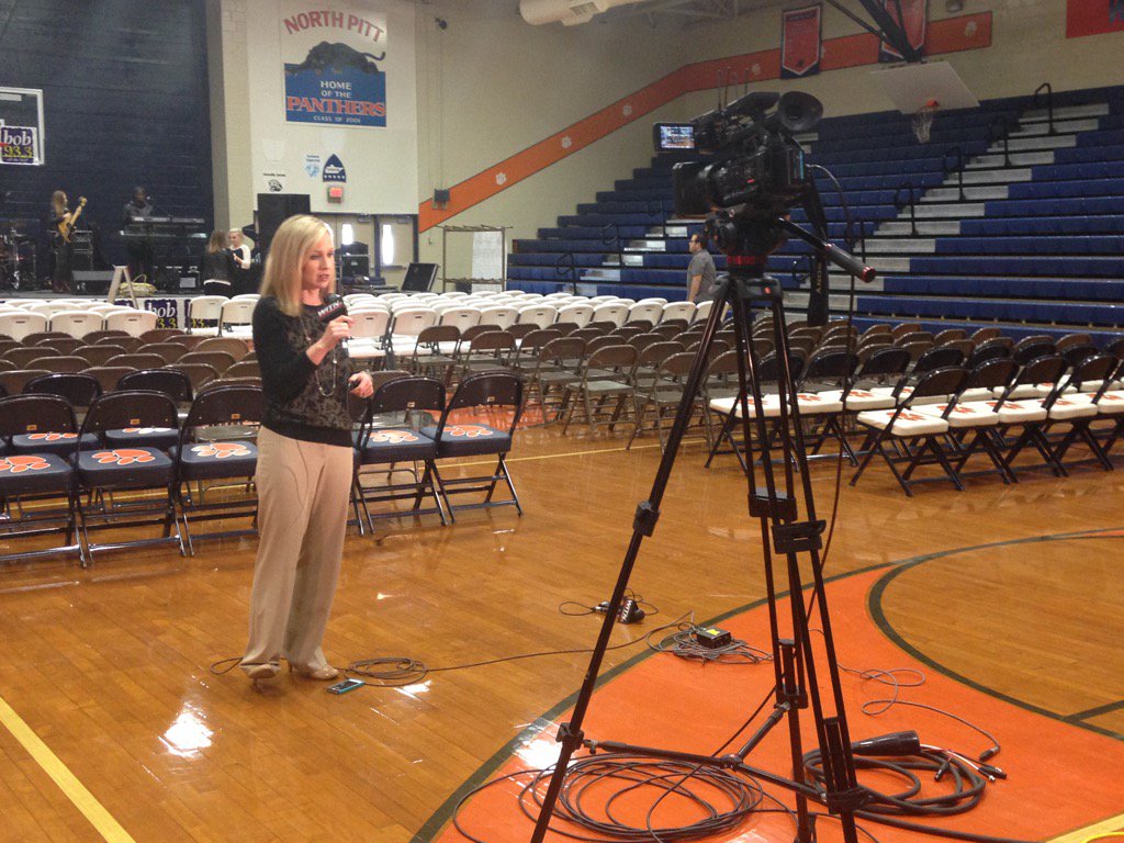 ariel_plasencia's tweet image. . @HeatherKingWITN getting ready for live shots from North Pitt High School! Tune in! #howcoolisyourschool