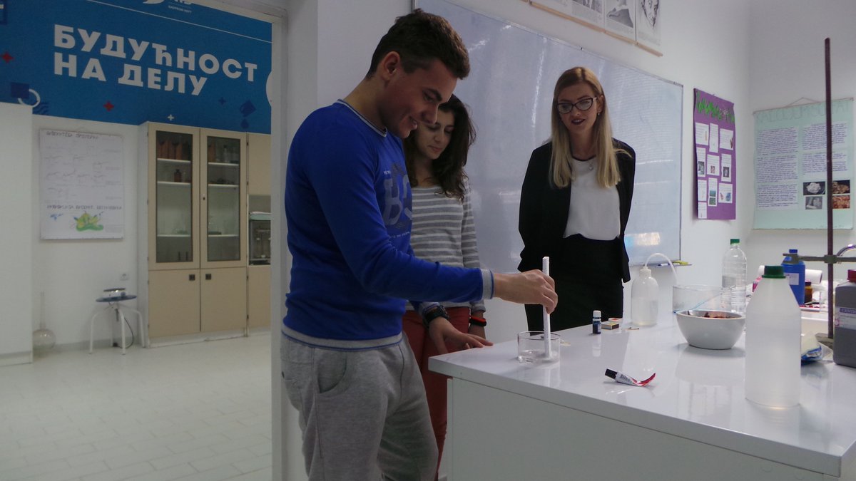 novakfoundation's tweet photo. #LepaVest Zajedno sa @kompanijaNIS i Gazprom Neft-om, otvorili smo i kabinet hemije u Ubu i fizike u Lazarevcu. https://t.co/GxvQzT1jZE
