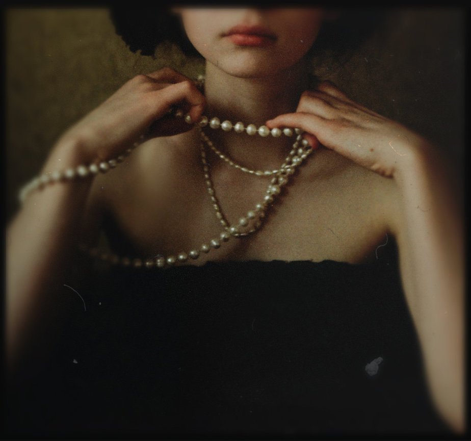 GreekBlackLily's tweet photo. Love these photos I took of Mum during my portrait class. #marriedtomycamera #flowersandpearls https://t.co/4zIj81y1GW