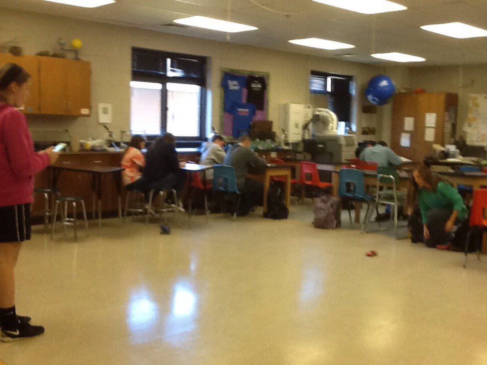 Ksimpson_LHS's tweet photo. Students investigating acceleration. Changes in speed, direction & velocity. #inquiry #teamwork #STEMphysics https://t.co/FFeSDbNdhJ