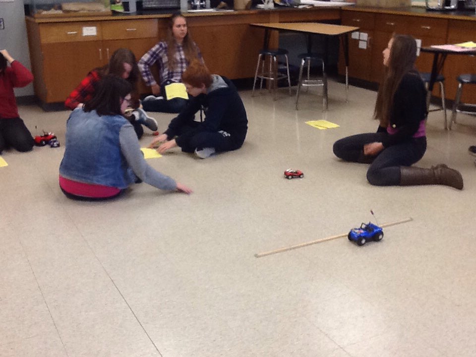 Ksimpson_LHS's tweet photo. Students investigating acceleration. Changes in speed, direction & velocity. #inquiry #teamwork #STEMphysics https://t.co/FFeSDbNdhJ