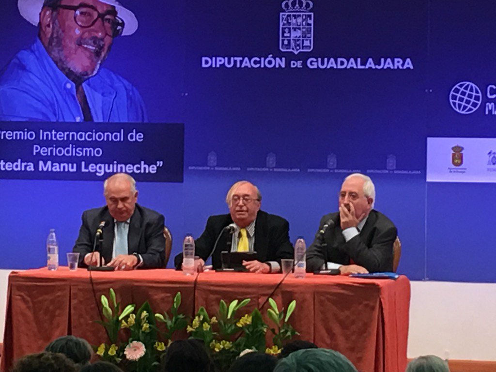 maxminiaturas's tweet photo. Principio de la entrega del premio Manu Leguineche https://t.co/6sOrcw8adB