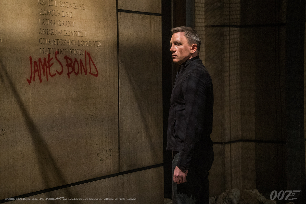 007's tweet photo. The writing’s on the wall for Bond (Daniel Craig). Who’s going to see #SPECTRE tonight? https://t.co/rid28fSrKR