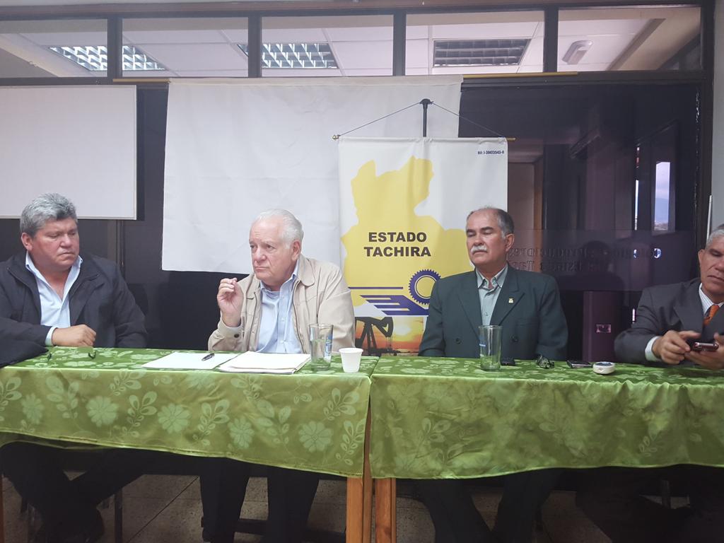 GGamboaP's tweet photo. En franco dialogo con el Dr. Eduardo Fernandez https://t.co/mFspifNw1H